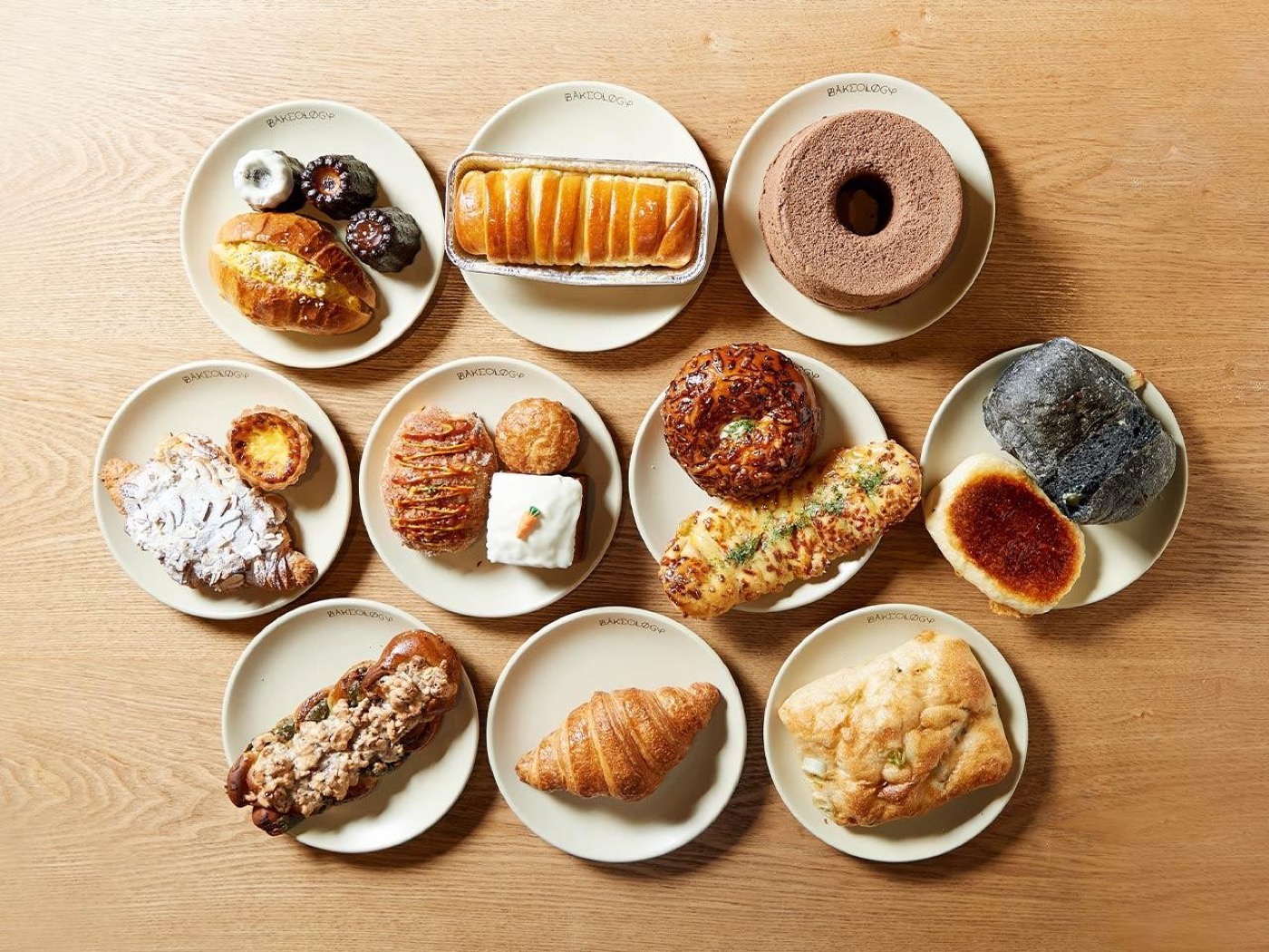 베이콜로지 빵학개론 제품 — 소금빵, 크루아상, 앙버터, 까눌레, 포카치아 등